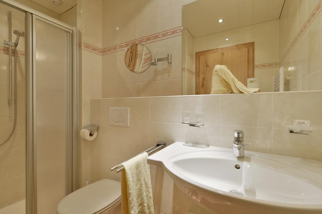 Hotel Garni Tirolerhof Hopfgarten im Brixental Room photo